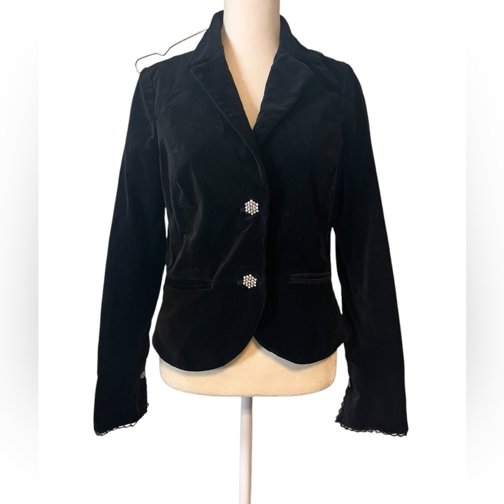 Y2k velour blazer vintage old navy size small
Jeweled buttons, lace edges.